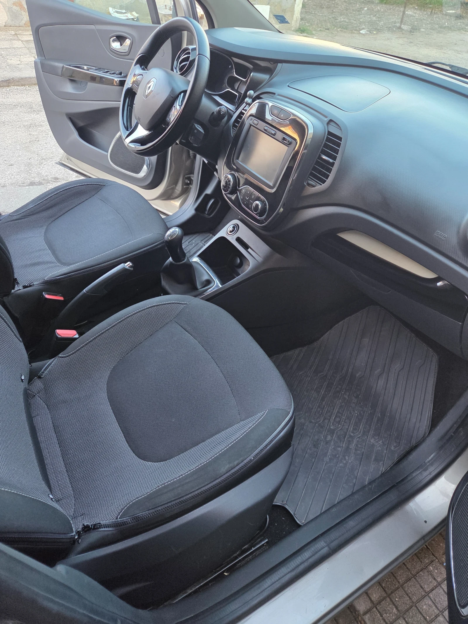 Renault Captur 1.5DCI, снимка 12 - Автомобили и джипове - 54010091