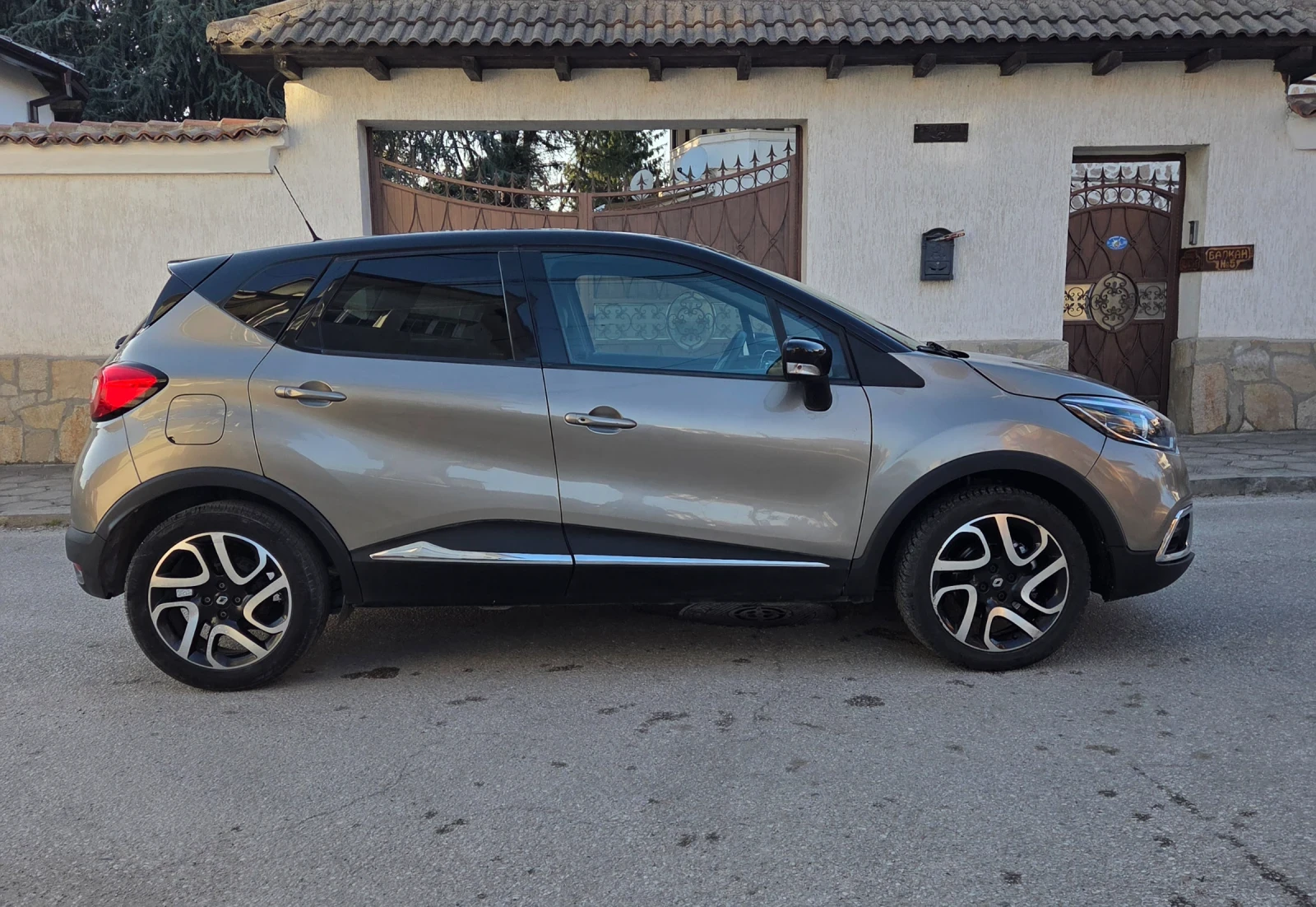 Renault Captur 1.5DCI, снимка 5 - Автомобили и джипове - 54010091