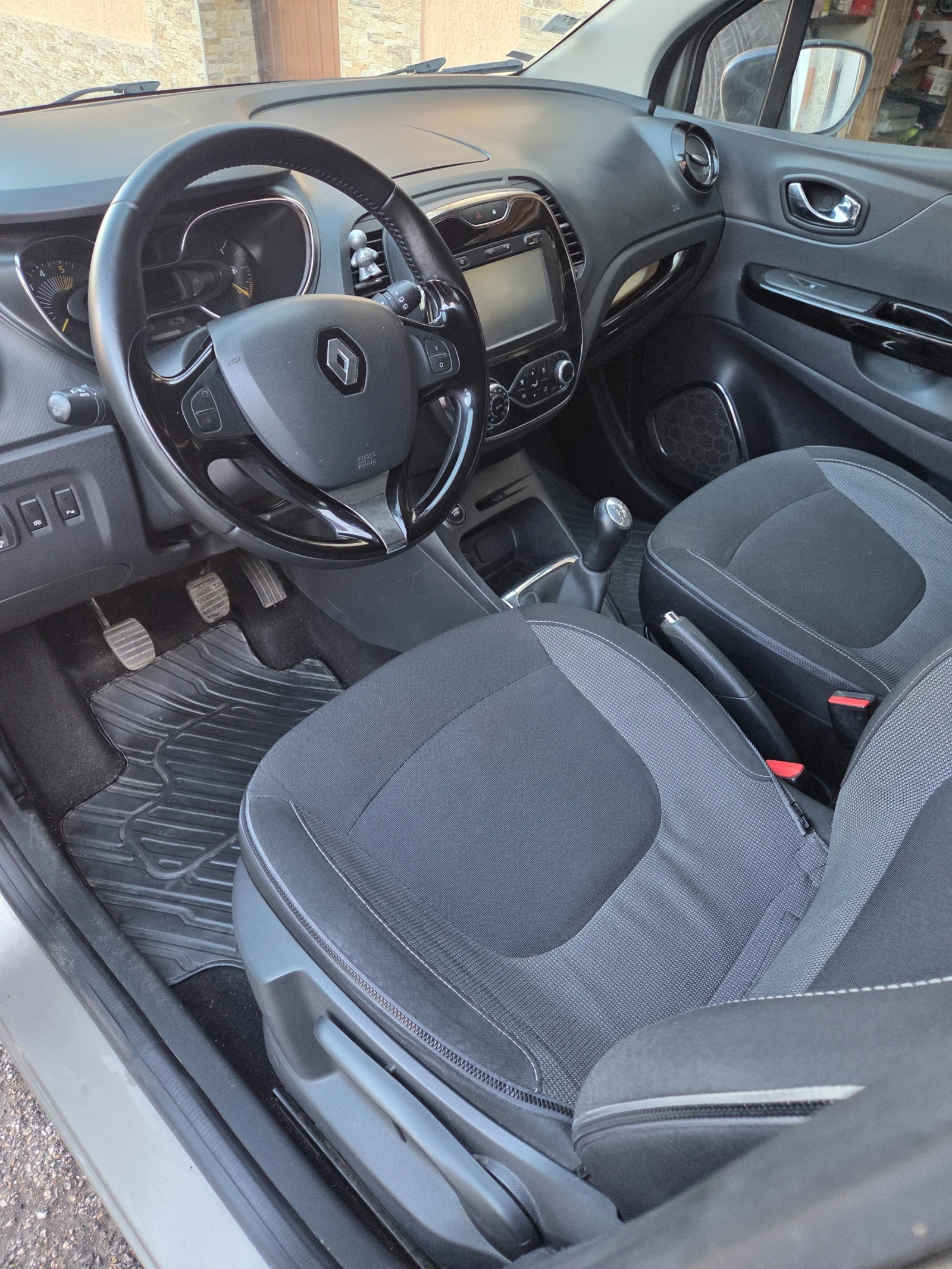 Renault Captur 1.5DCI, снимка 15 - Автомобили и джипове - 54010091