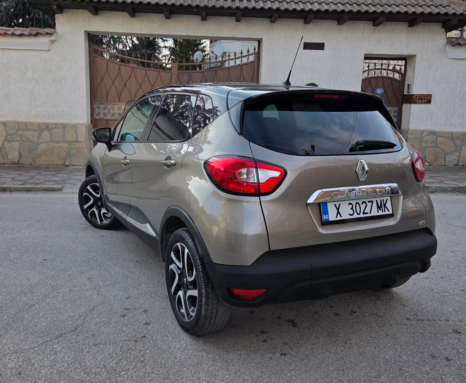 Renault Captur 1.5DCI, снимка 3 - Автомобили и джипове - 54010091