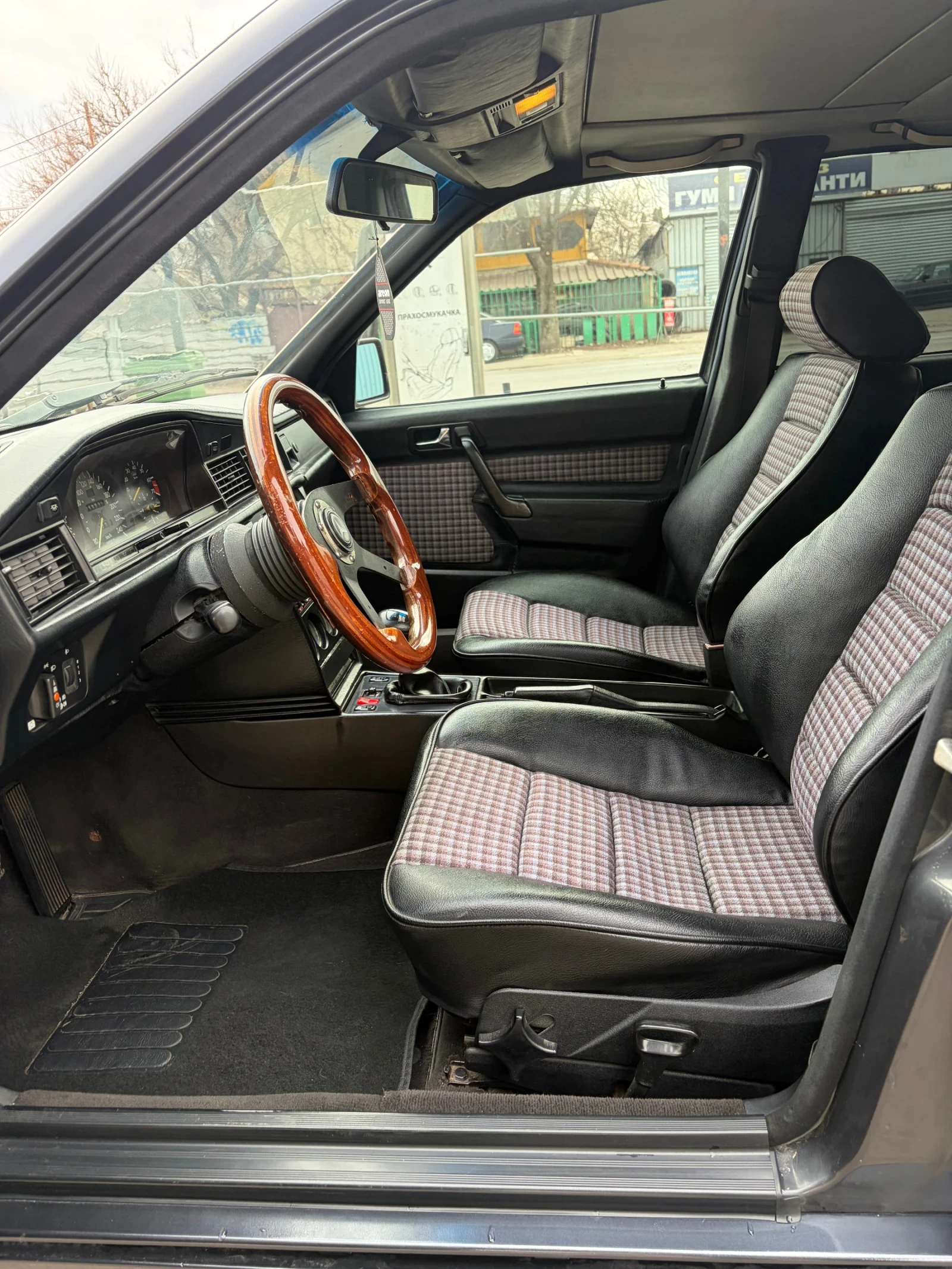 Mercedes-Benz 190 2.6, снимка 8 - Автомобили и джипове - 54081349