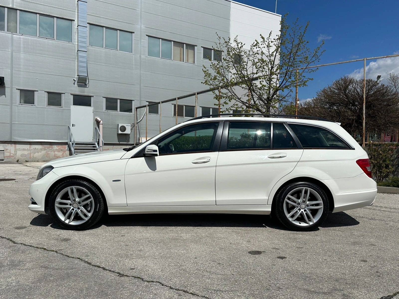 Mercedes-Benz C 220, снимка 2 - Автомобили и джипове - 54327667