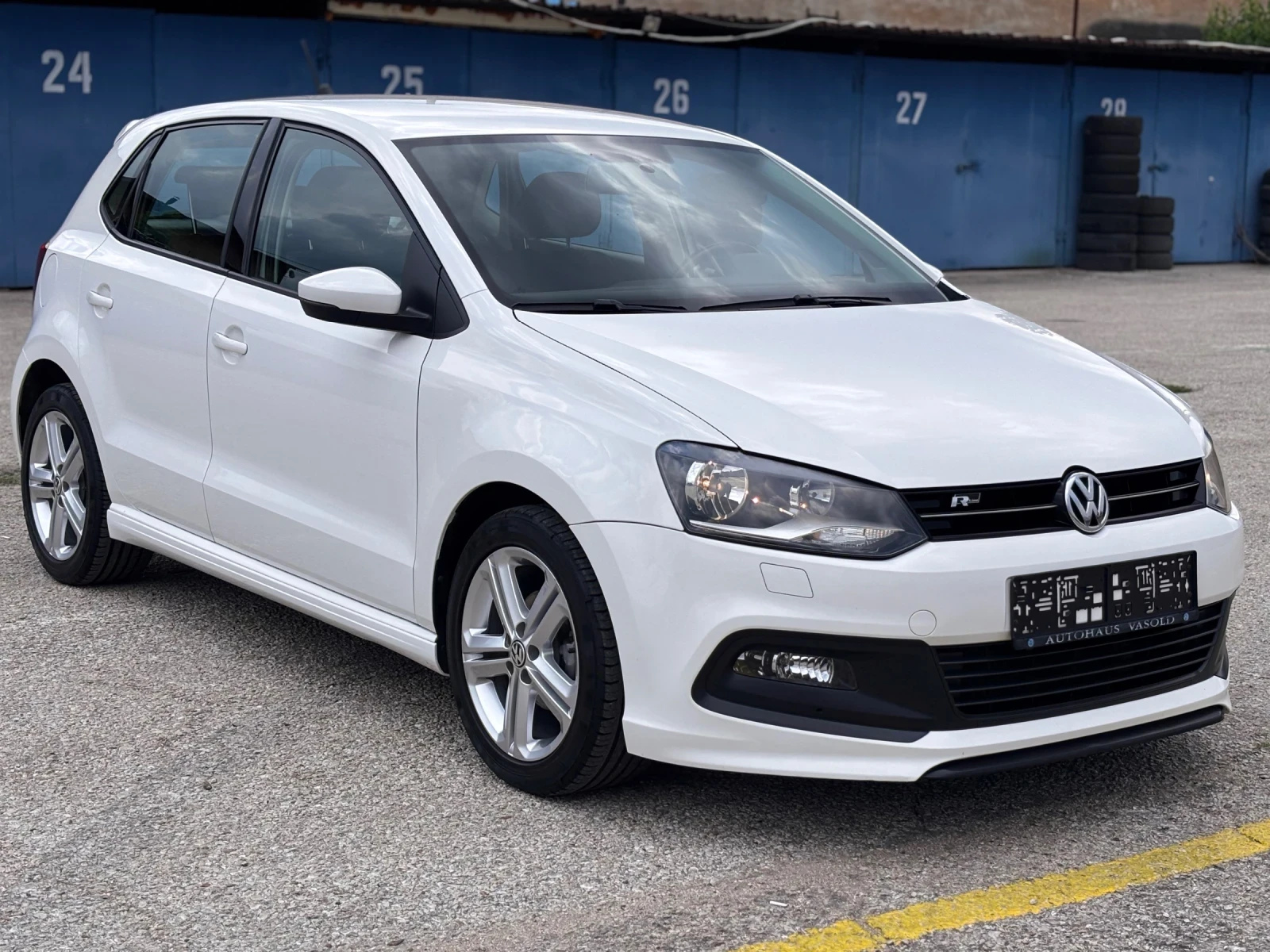 VW Polo 1.2i R-line Facelift, снимка 7 - Автомобили и джипове - 54978854