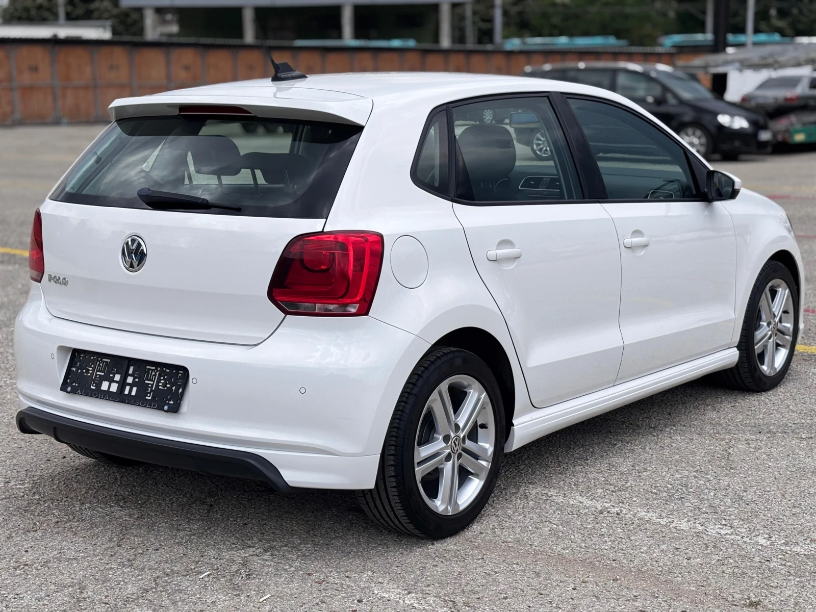 VW Polo 1.2i R-line Facelift, снимка 5 - Автомобили и джипове - 54978854