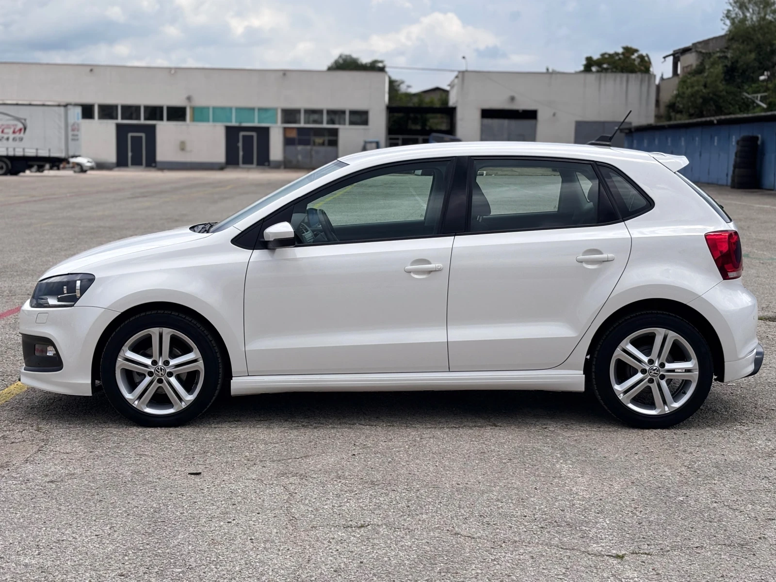 VW Polo 1.2i R-line Facelift, снимка 2 - Автомобили и джипове - 54978854