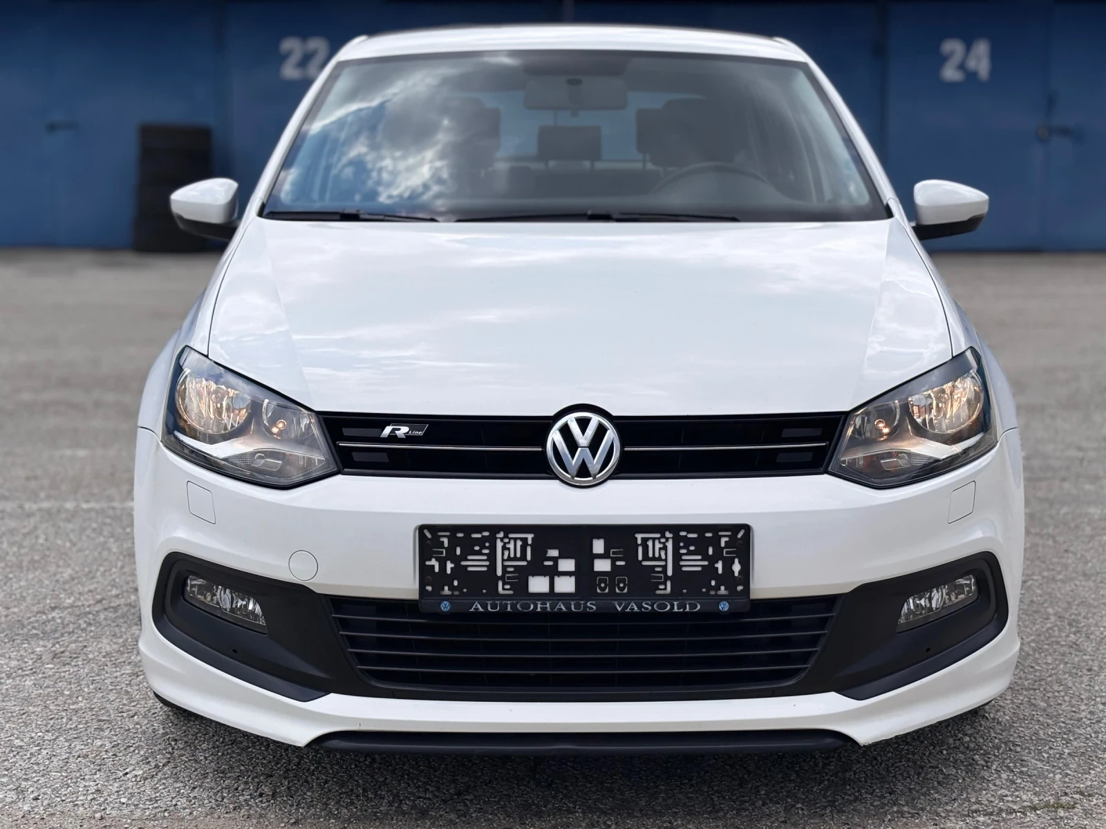 VW Polo 1.2i R-line Facelift, снимка 8 - Автомобили и джипове - 54978854