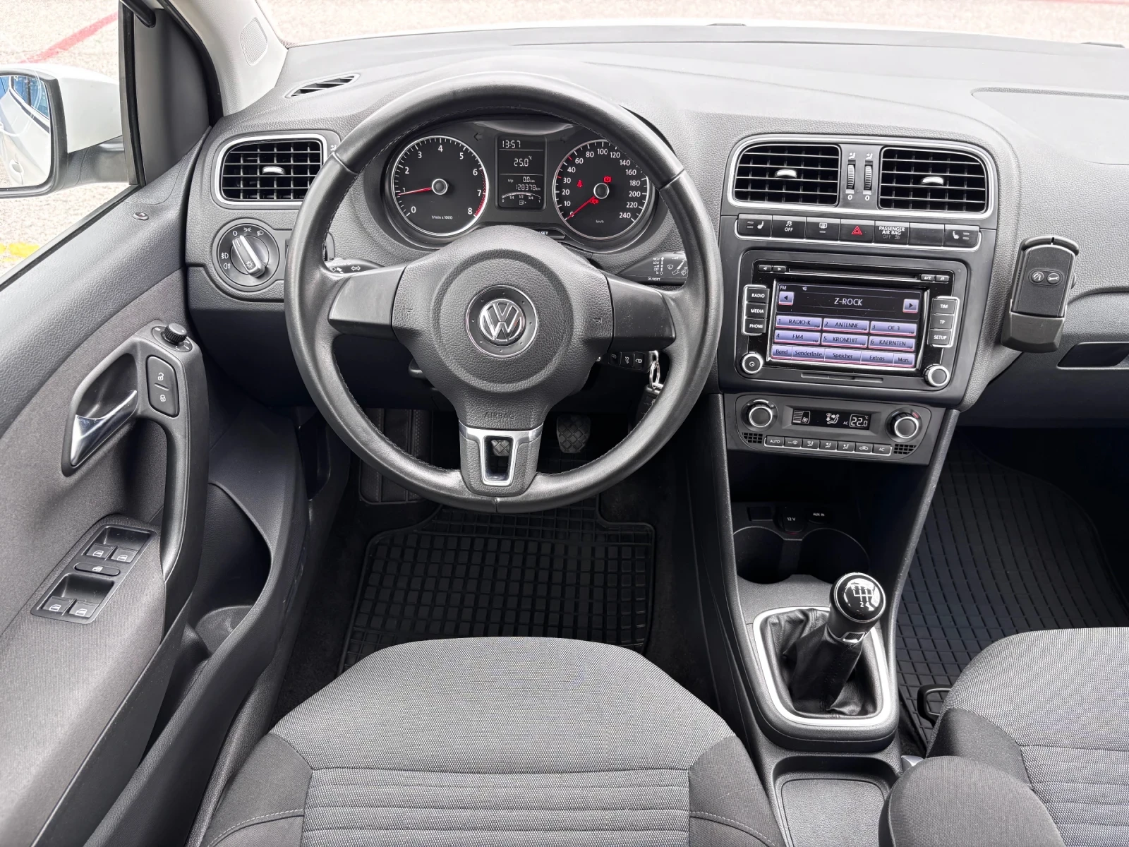 VW Polo 1.2i R-line Facelift, снимка 10 - Автомобили и джипове - 54978854