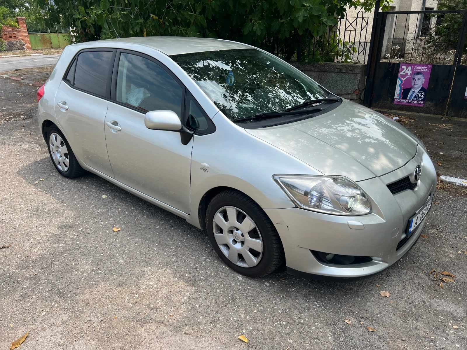 Toyota Auris 2.2 - изображение 2