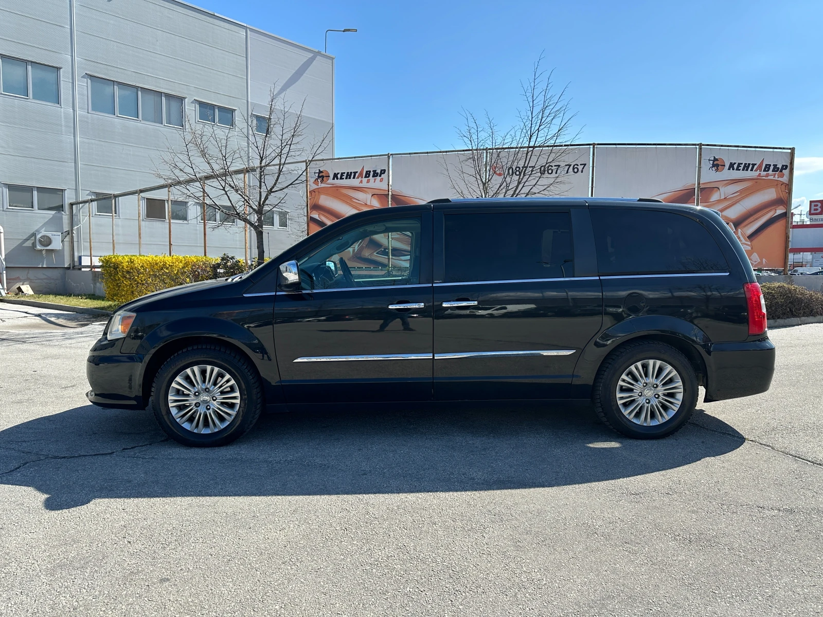 Chrysler Town and Country 3.6i 287 к.с. Газ/бензин/ГАРАНЦИЯ, снимка 2 - Автомобили и джипове - 54147752