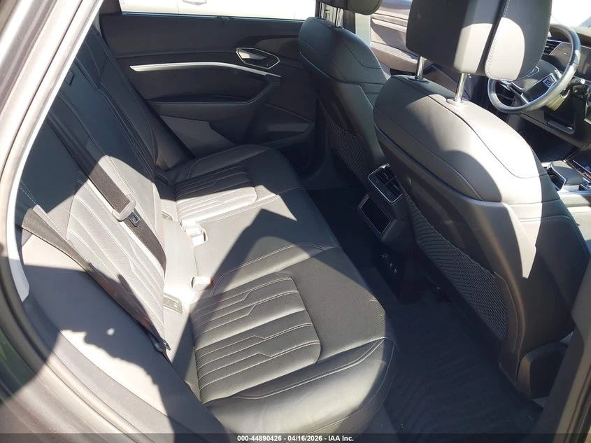 Audi E-Tron Premium Plus, снимка 8 - Автомобили и джипове - 54377582