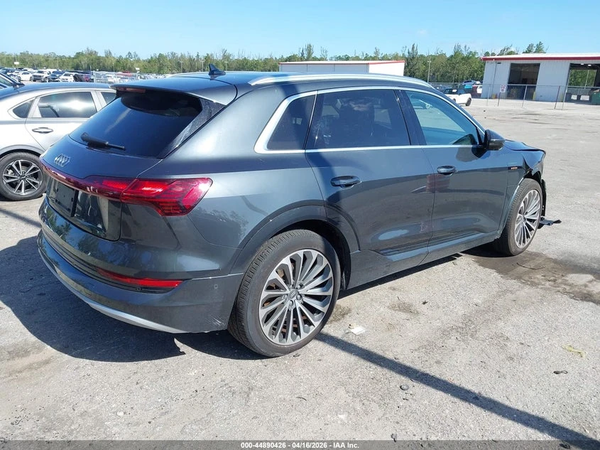 Audi E-Tron Premium Plus, снимка 4 - Автомобили и джипове - 54377582