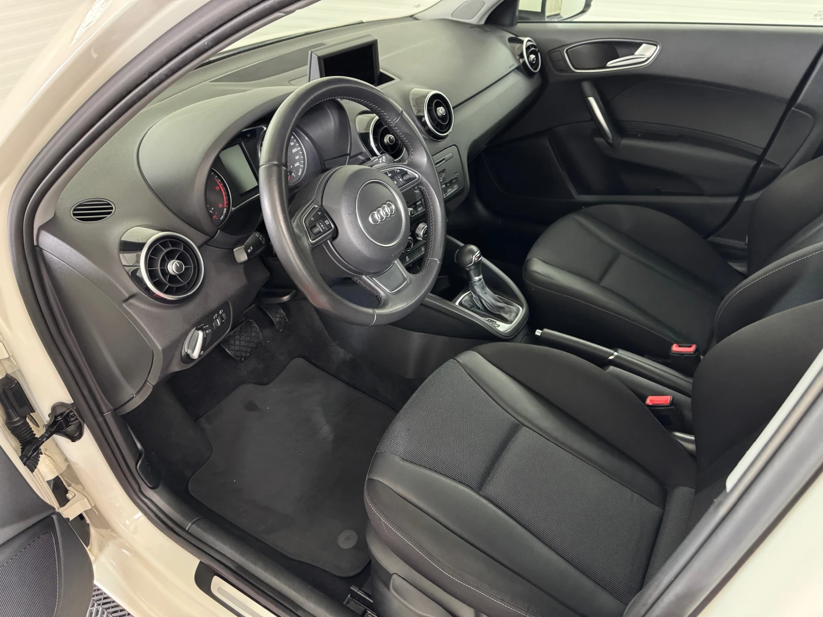 Audi A1 1.6 TDI SPORTBACK / S-TRONIC, снимка 8 - Автомобили и джипове - 54607262