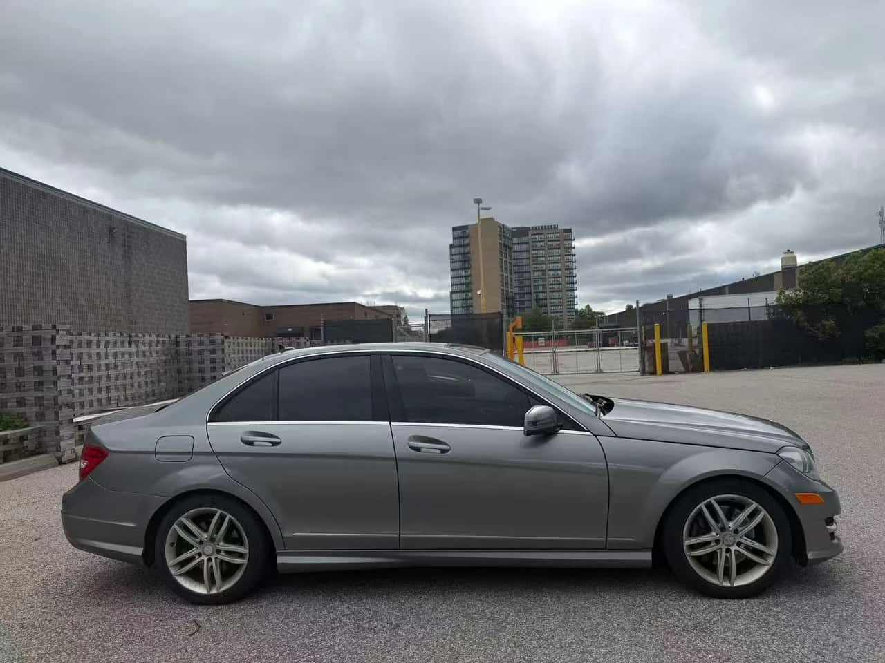 Mercedes-Benz C 300 * ПАНОРАМА* КАМЕРА* ДВА ЧИФТА ГУМИ/ДЖАНТИ*   , снимка 4 - Автомобили и джипове - 55045038