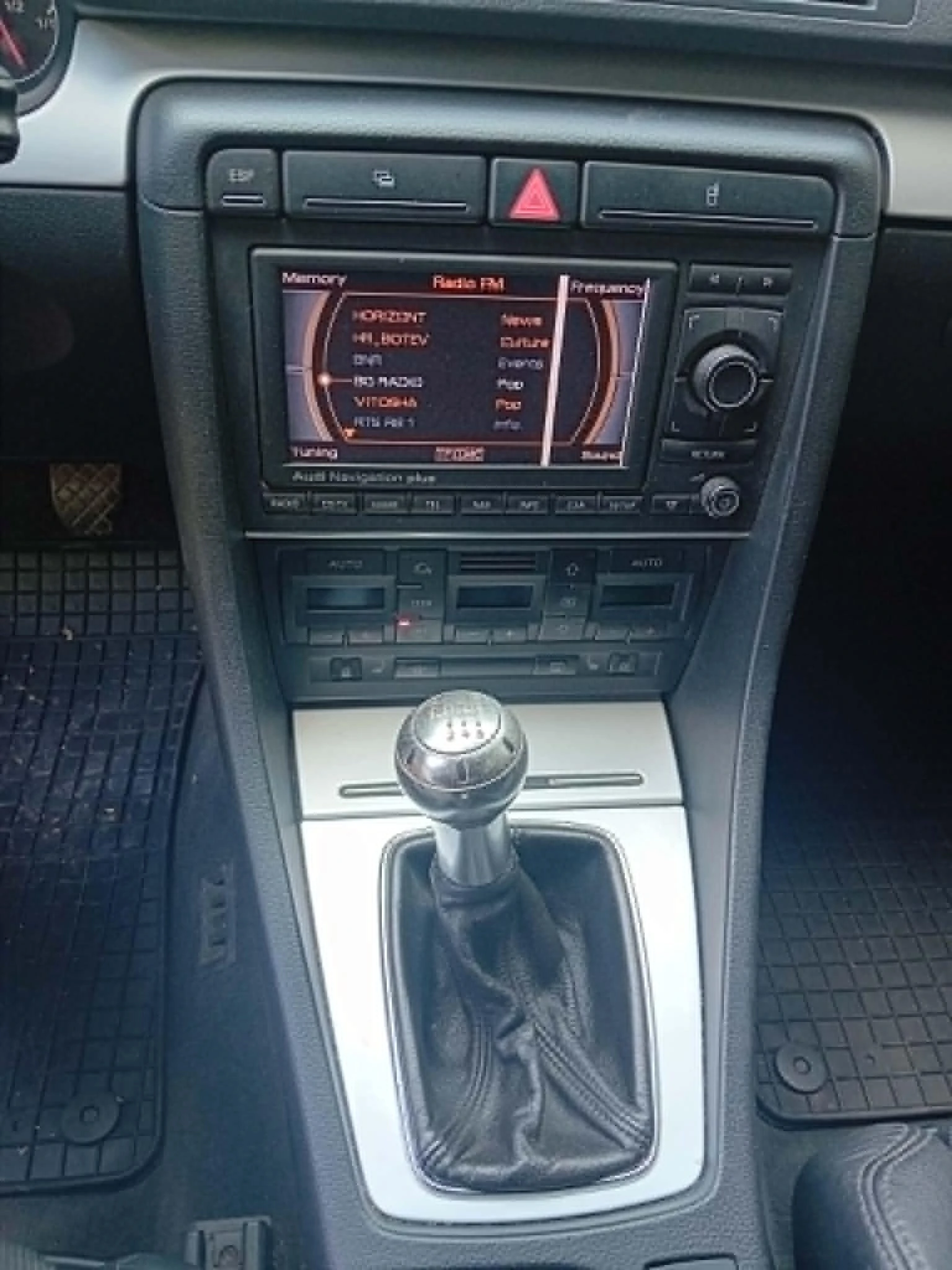 Audi A4 Avant 1.8T+ ГАЗ, снимка 12 - Автомобили и джипове - 55618350