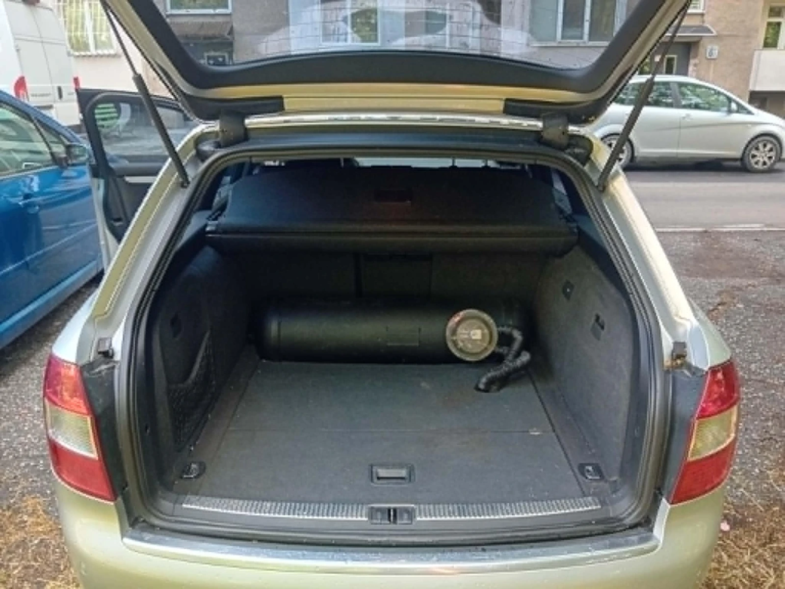 Audi A4 Avant 1.8T+ ГАЗ, снимка 5 - Автомобили и джипове - 55618350