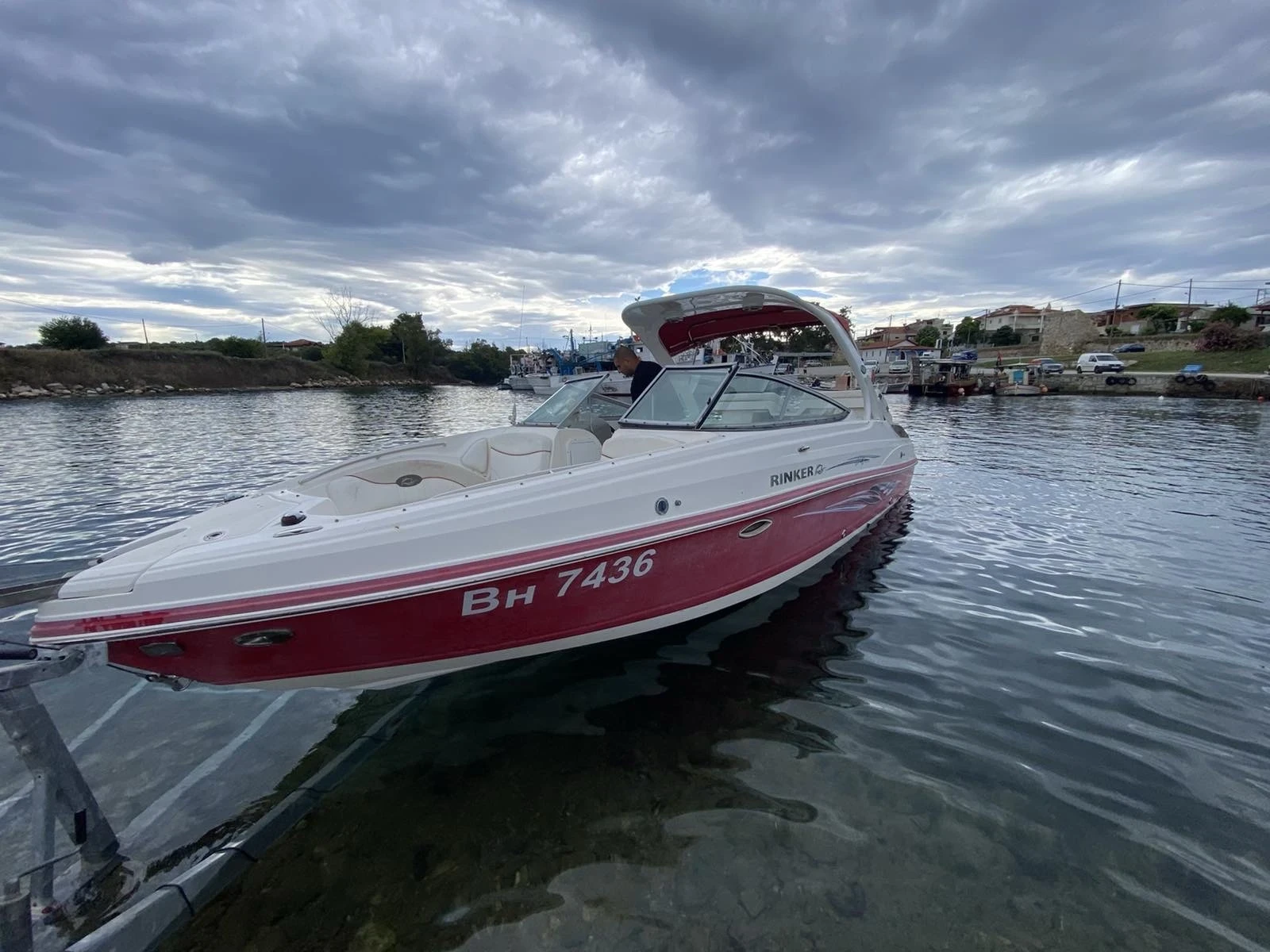 Моторна яхта Rinker 9 метра 12 пасажера Captiva 276 - изображение 3