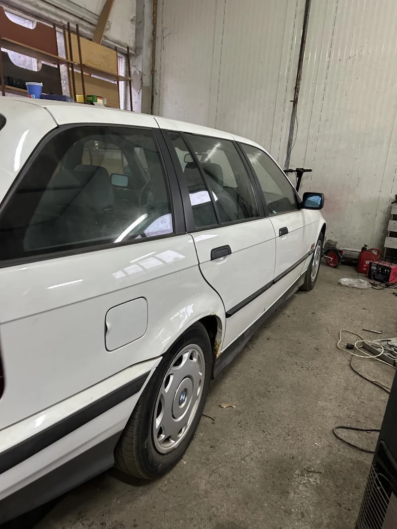 BMW 318 2.0, снимка 2 - Автомобили и джипове - 48434713