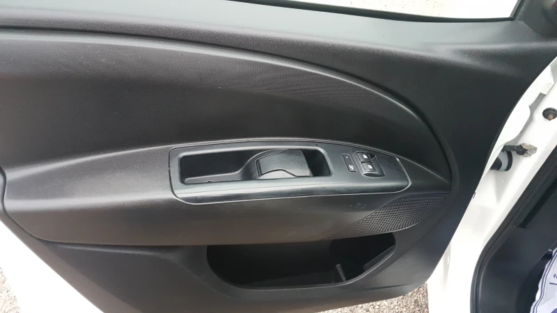 Opel Combo 1.3d 90кс, снимка 14 - Автомобили и джипове - 53018348