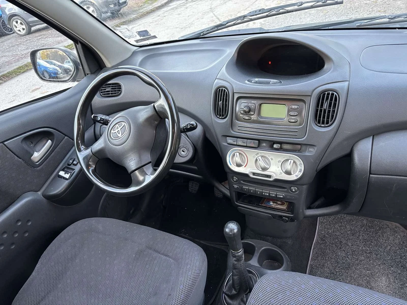 Toyota Yaris verso  - изображение 2