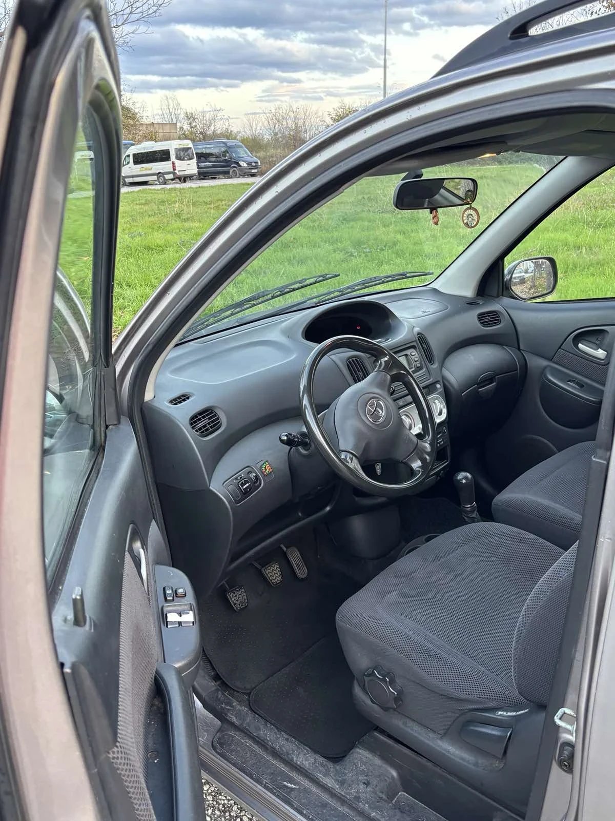 Toyota Yaris verso  - изображение 6