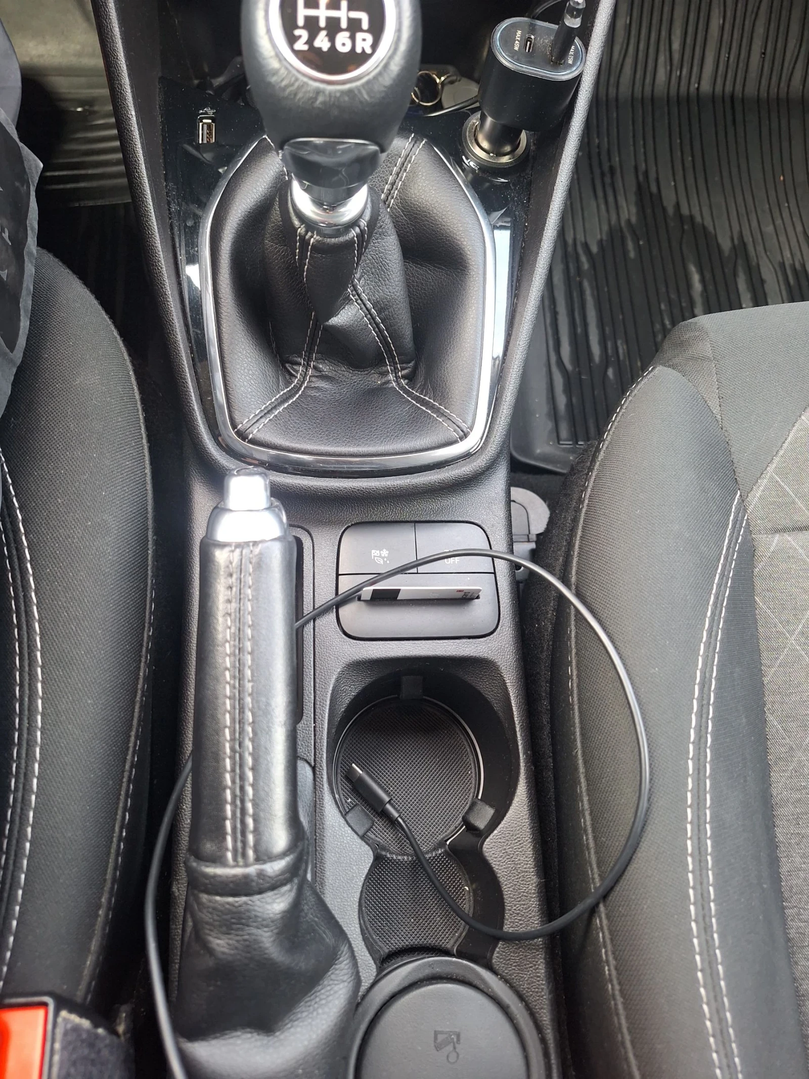 Ford Fiesta Activ, снимка 8 - Автомобили и джипове - 53786549