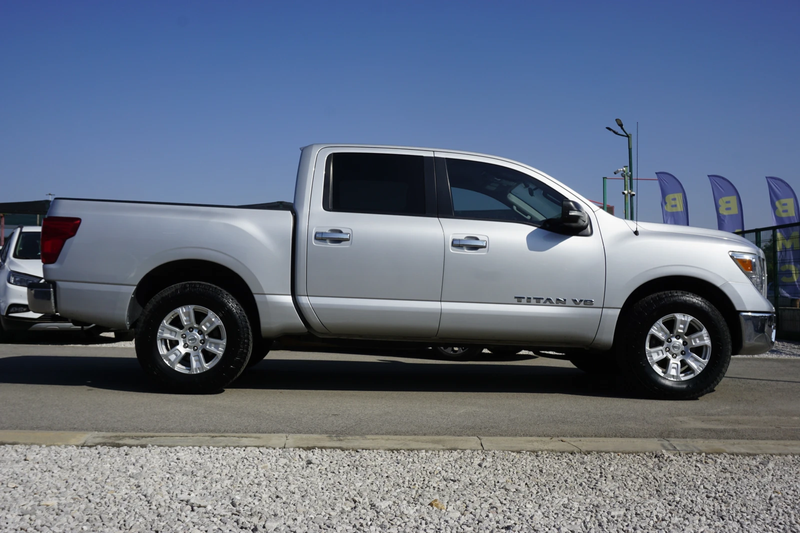 Nissan Titan crew cab 5+ 1места/Обслужен/Хладилник - изображение 9