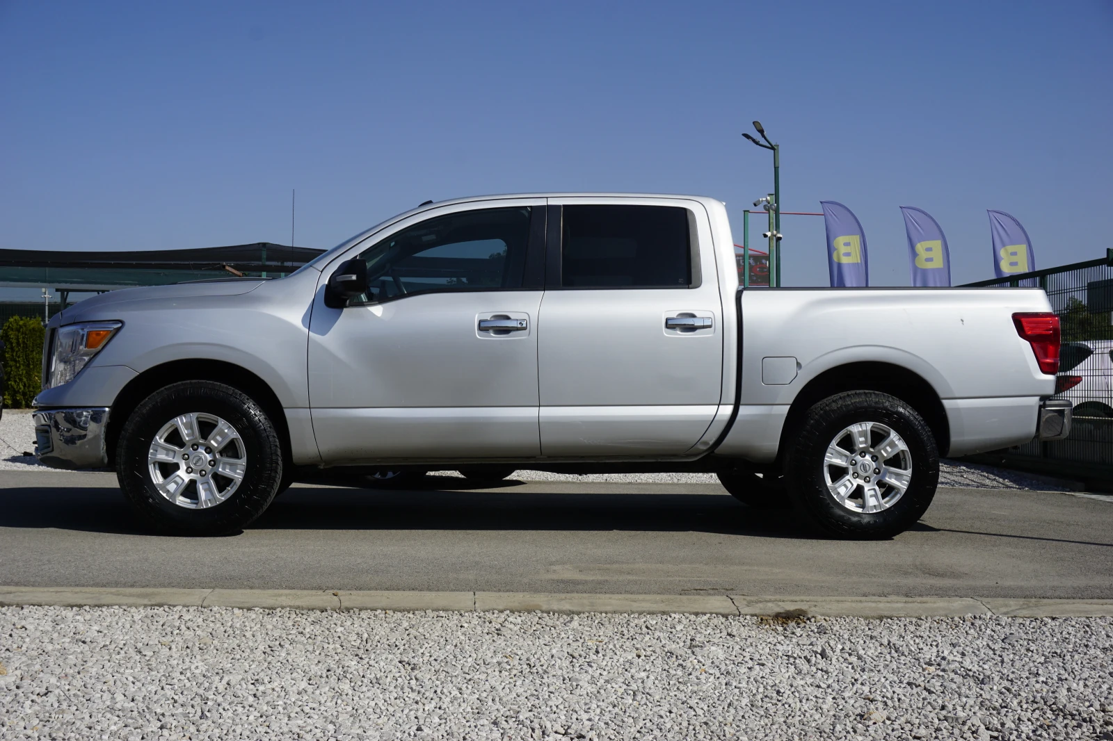 Nissan Titan crew cab 5+ 1места/Обслужен/Хладилник - изображение 4