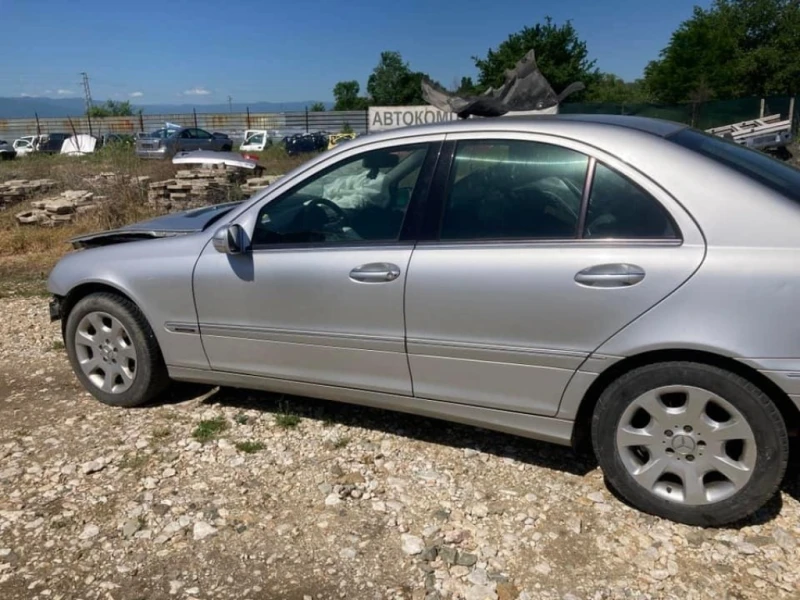 Mercedes-Benz C 220, снимка 2 - Автомобили и джипове - 49026354