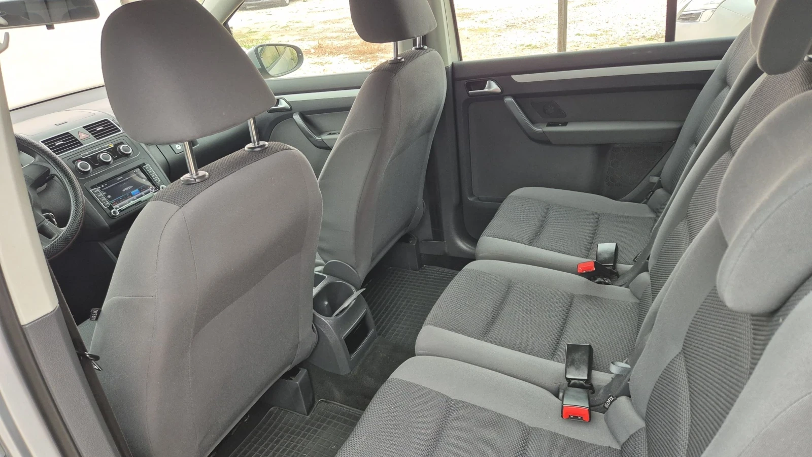 VW Touran 1.6 TDI-NAVI | Mobile.bg — изображение 12