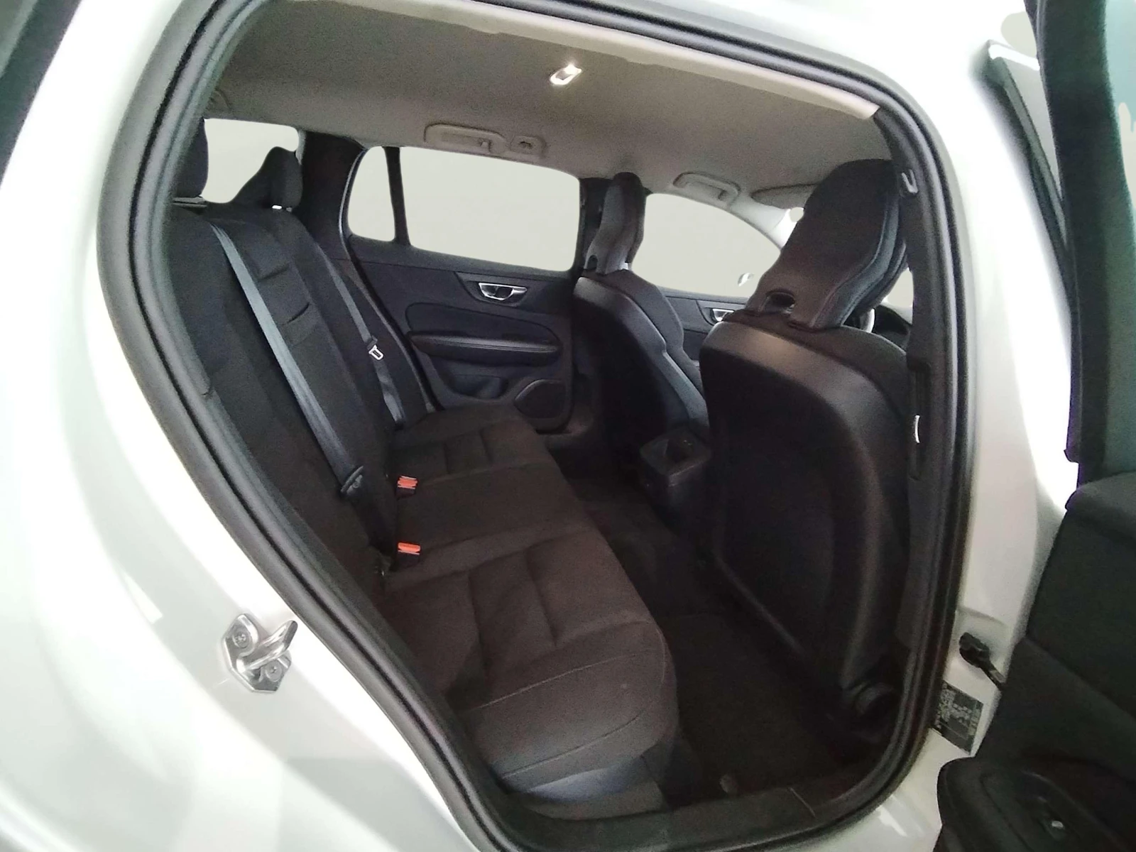 Volvo V60 2.0 B4 - изображение 10