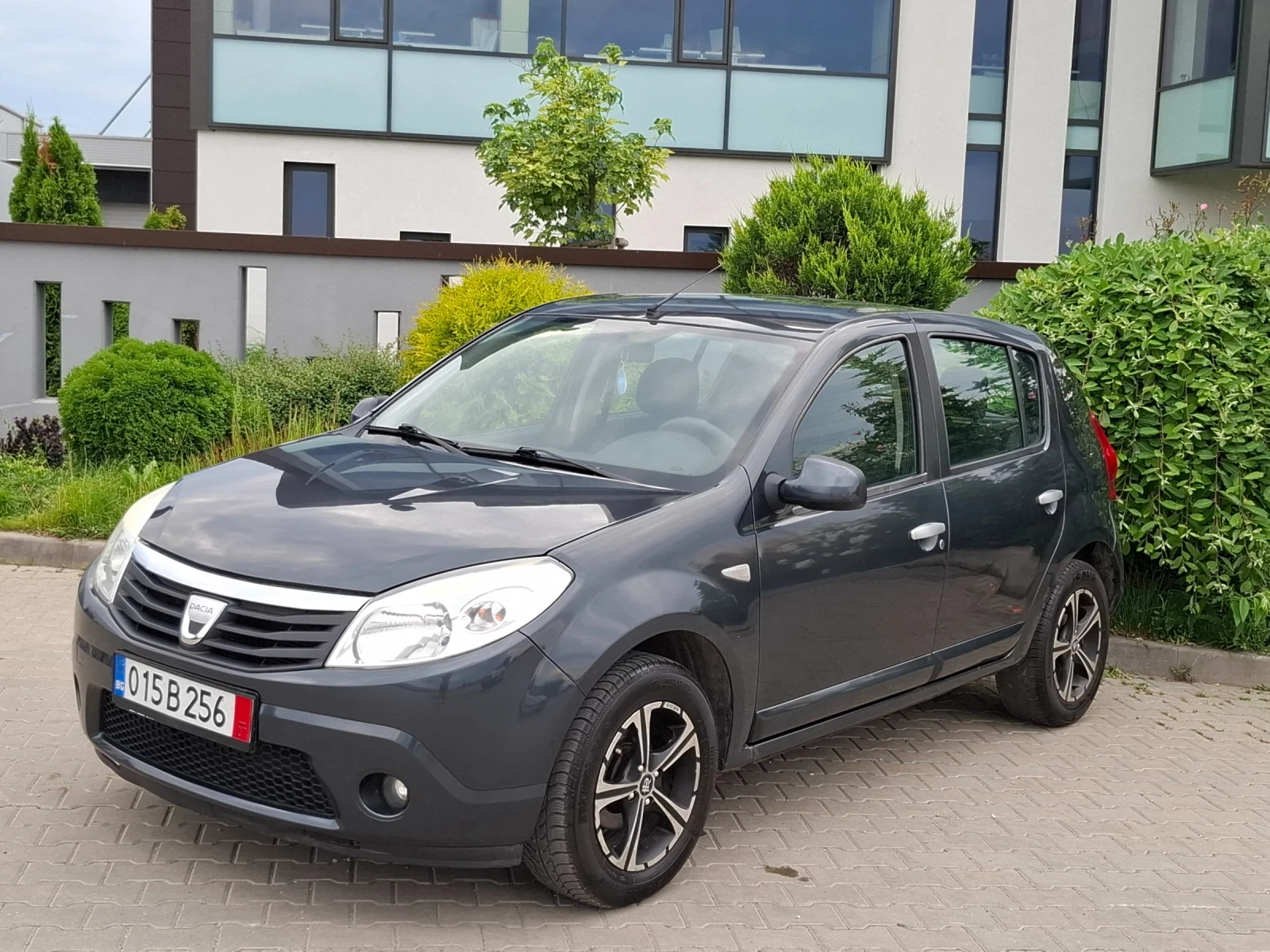 Dacia Sandero 1.4i* (75кс)* * * КЛИМАТИК* HOB BHOC* * , снимка 8 - Автомобили и джипове - 54803326