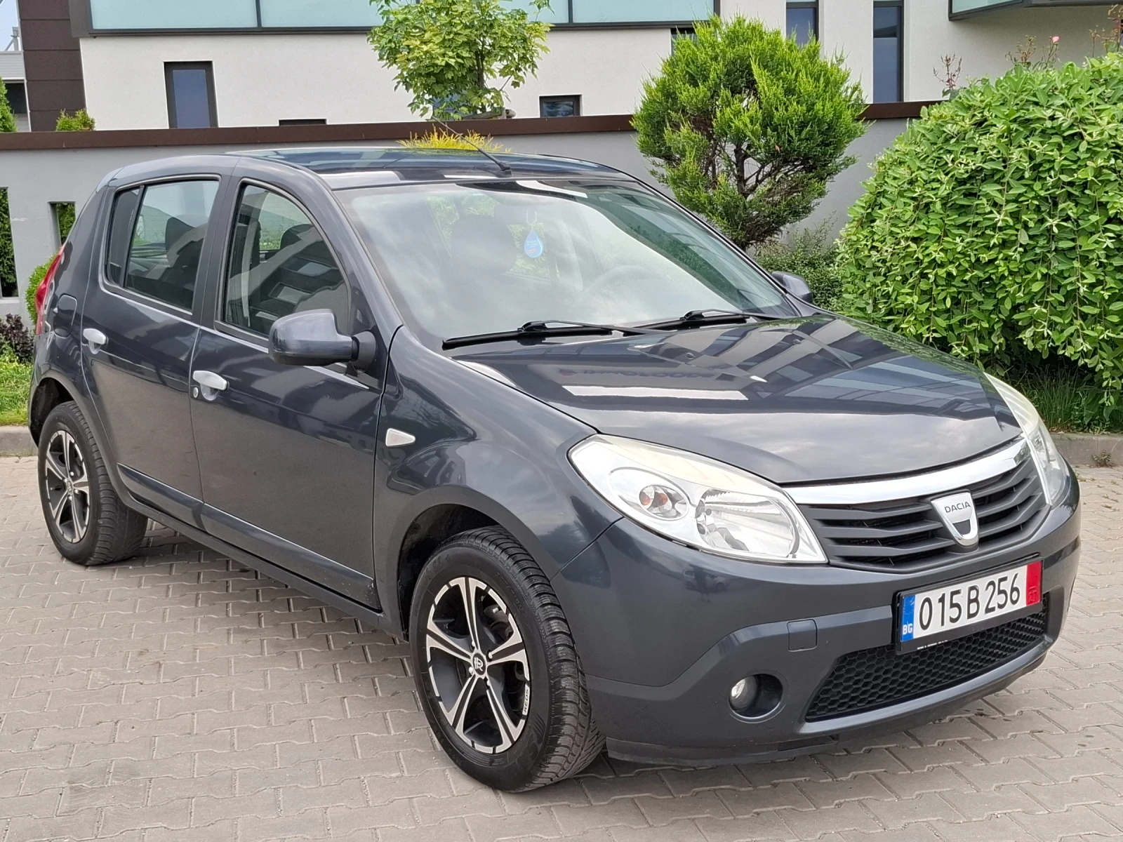Dacia Sandero 1.4i* (75кс)* * * КЛИМАТИК* HOB BHOC* * , снимка 3 - Автомобили и джипове - 54803326