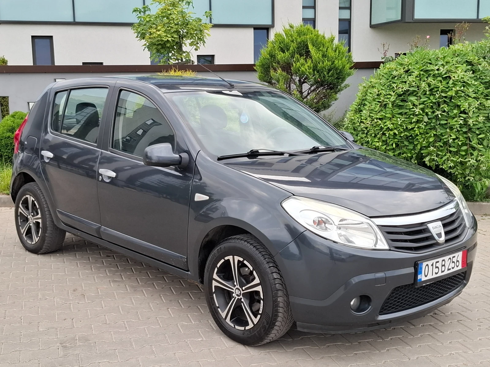 Dacia Sandero 1.4i* (75кс)* * * КЛИМАТИК* HOB BHOC* * , снимка 4 - Автомобили и джипове - 54803326