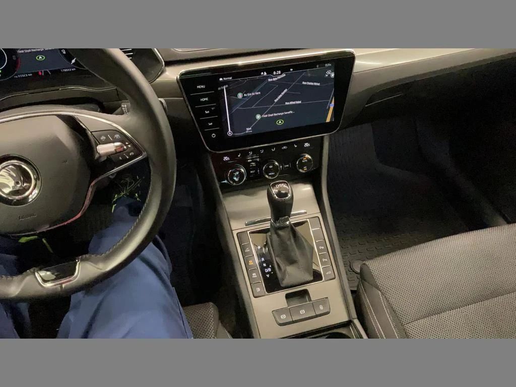 Skoda Superb PlugIn Hybrid 218кс.* Дистроник* DCC* LED* Memory, снимка 7 - Автомобили и джипове - 54830242