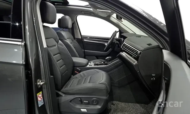 VW Touareg 3.0TDI | PREMIUM | ОБДУХВАНЕ | FACELIFT | 41К КМ |, снимка 11 - Автомобили и джипове - 55571146
