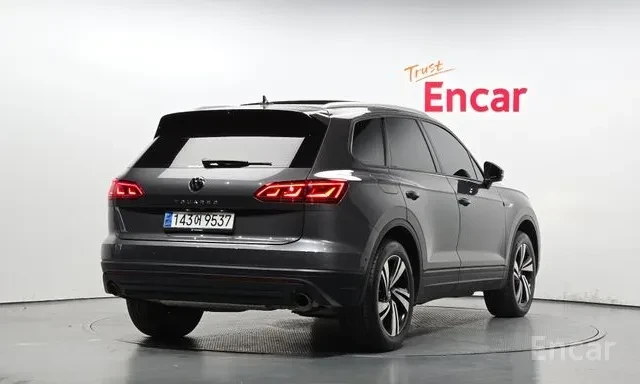 VW Touareg 3.0TDI | PREMIUM | ОБДУХВАНЕ | FACELIFT | 41К КМ |, снимка 3 - Автомобили и джипове - 55571146