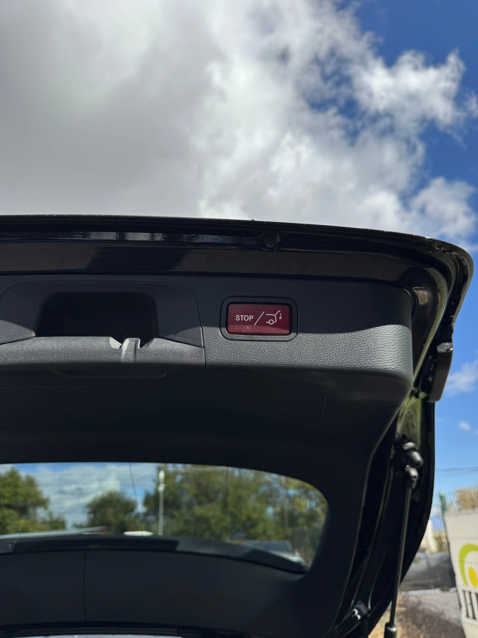 Mercedes-Benz GLC 300 e Plug-in Hybrid/ 1ви собственик/ фактура с ДДС - изображение 9