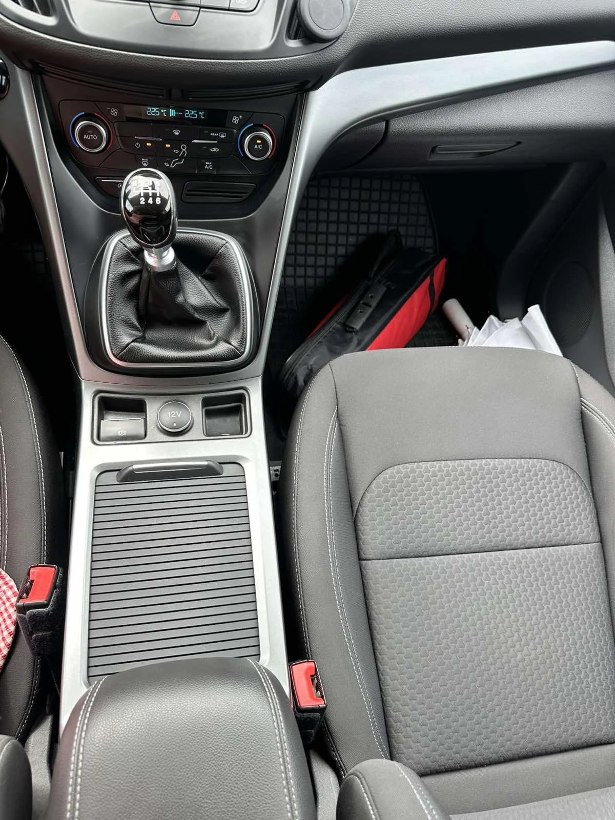 Ford Kuga 1.5 EcoBoost, снимка 10 - Автомобили и джипове - 56047780