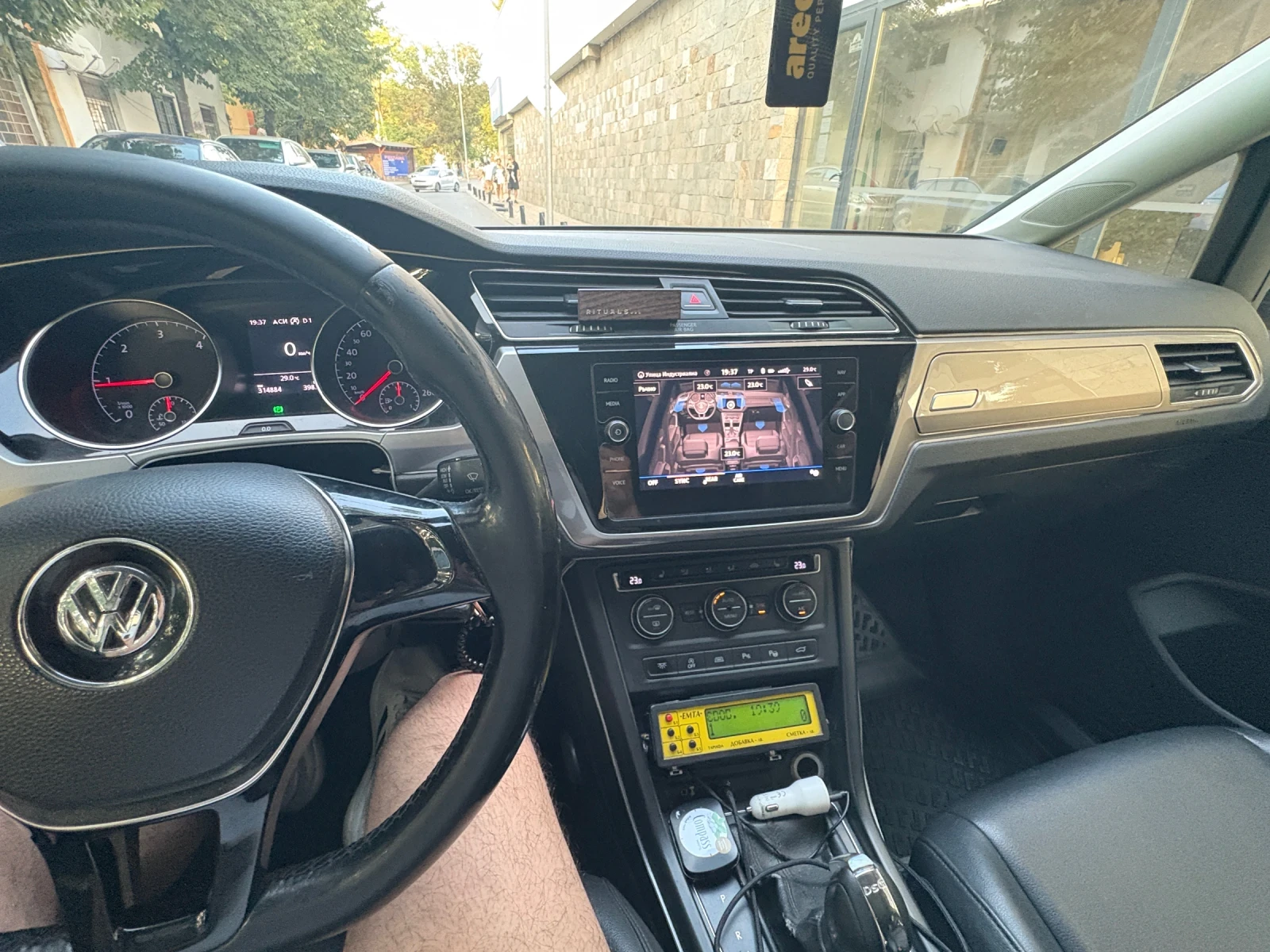 VW Touran 2.0 TDI 110 - изображение 6