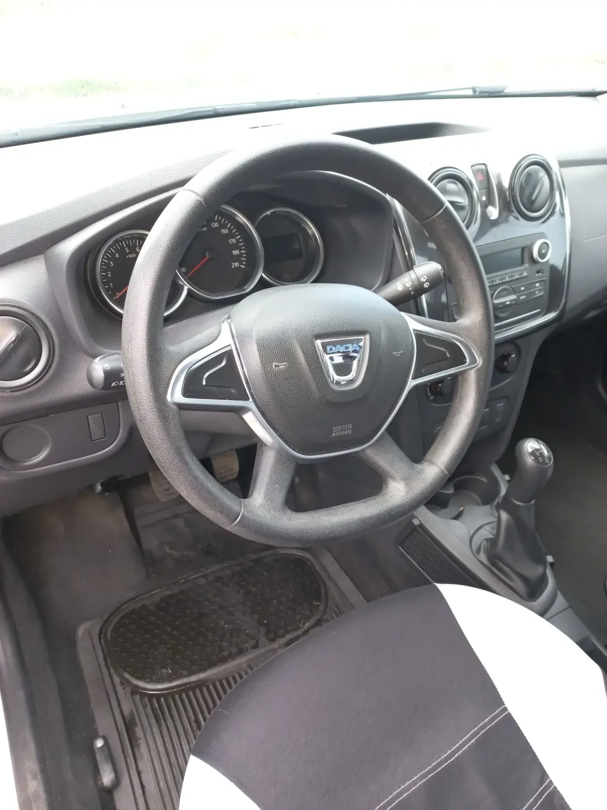 Dacia Sandero 1.5dci, снимка 12 - Автомобили и джипове - 54179843