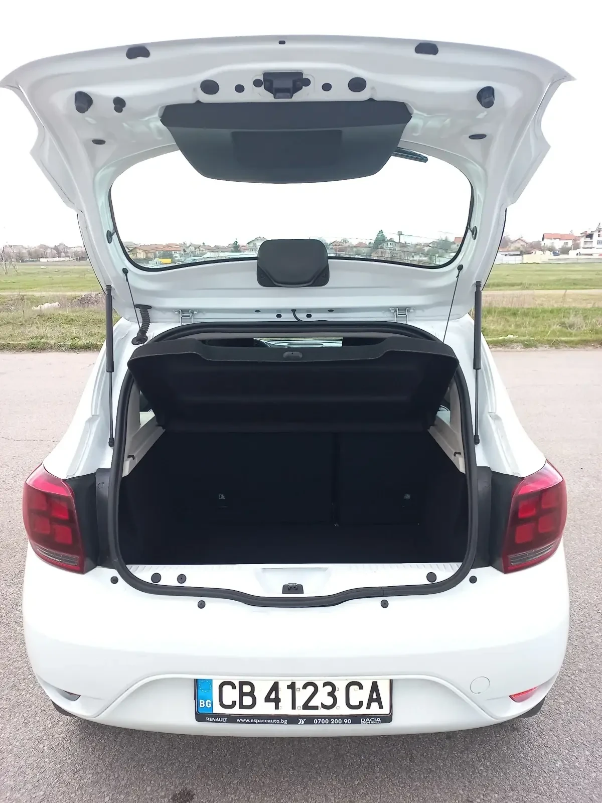 Dacia Sandero 1.5dci, снимка 6 - Автомобили и джипове - 54179843