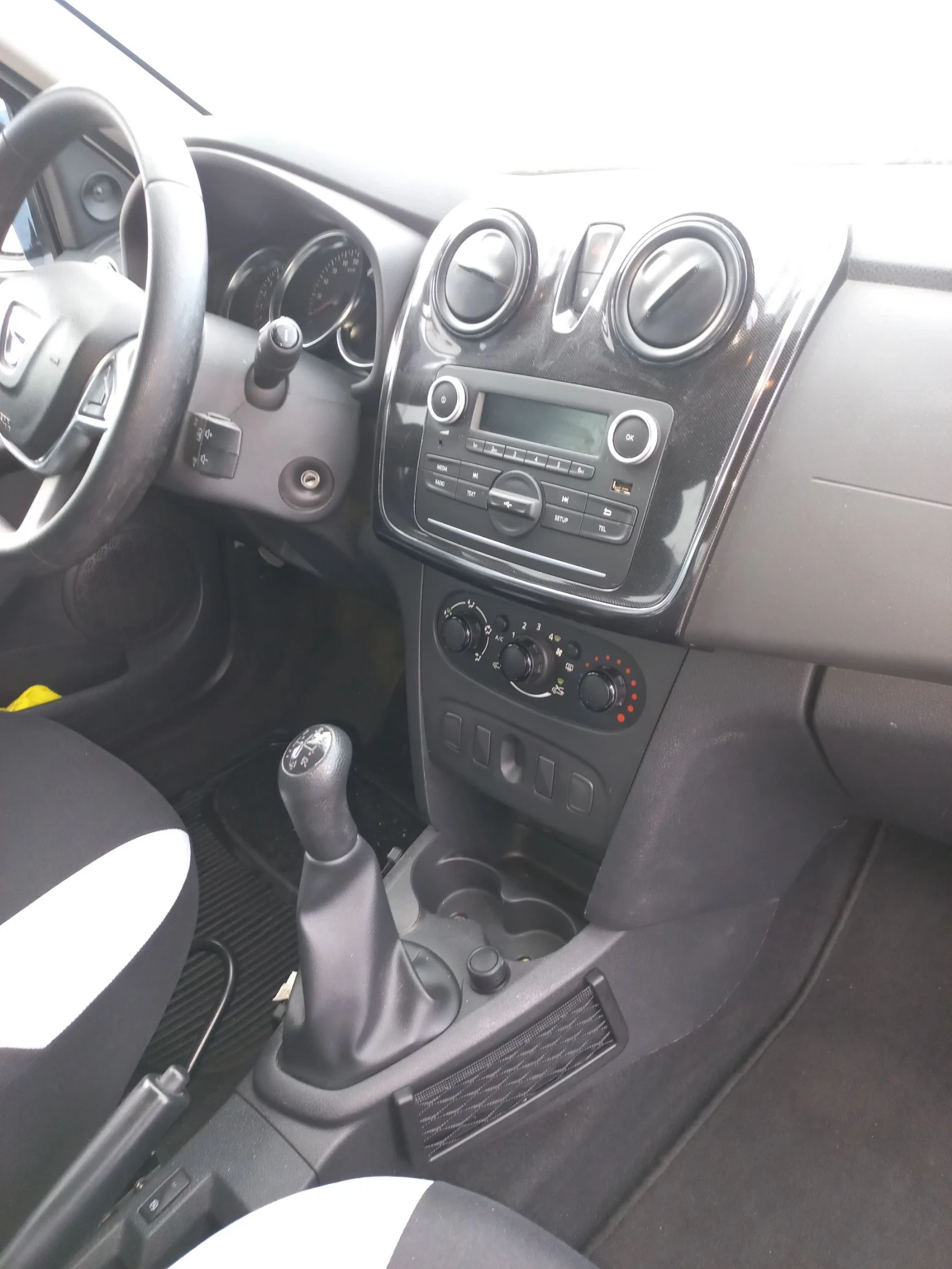 Dacia Sandero 1.5dci, снимка 8 - Автомобили и джипове - 54179843