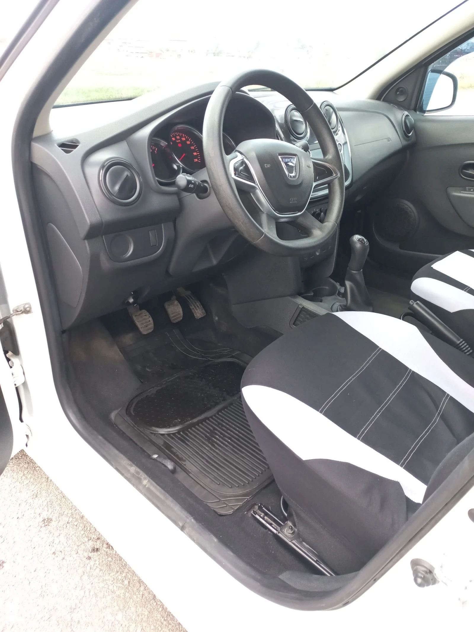 Dacia Sandero 1.5dci, снимка 7 - Автомобили и джипове - 54179843