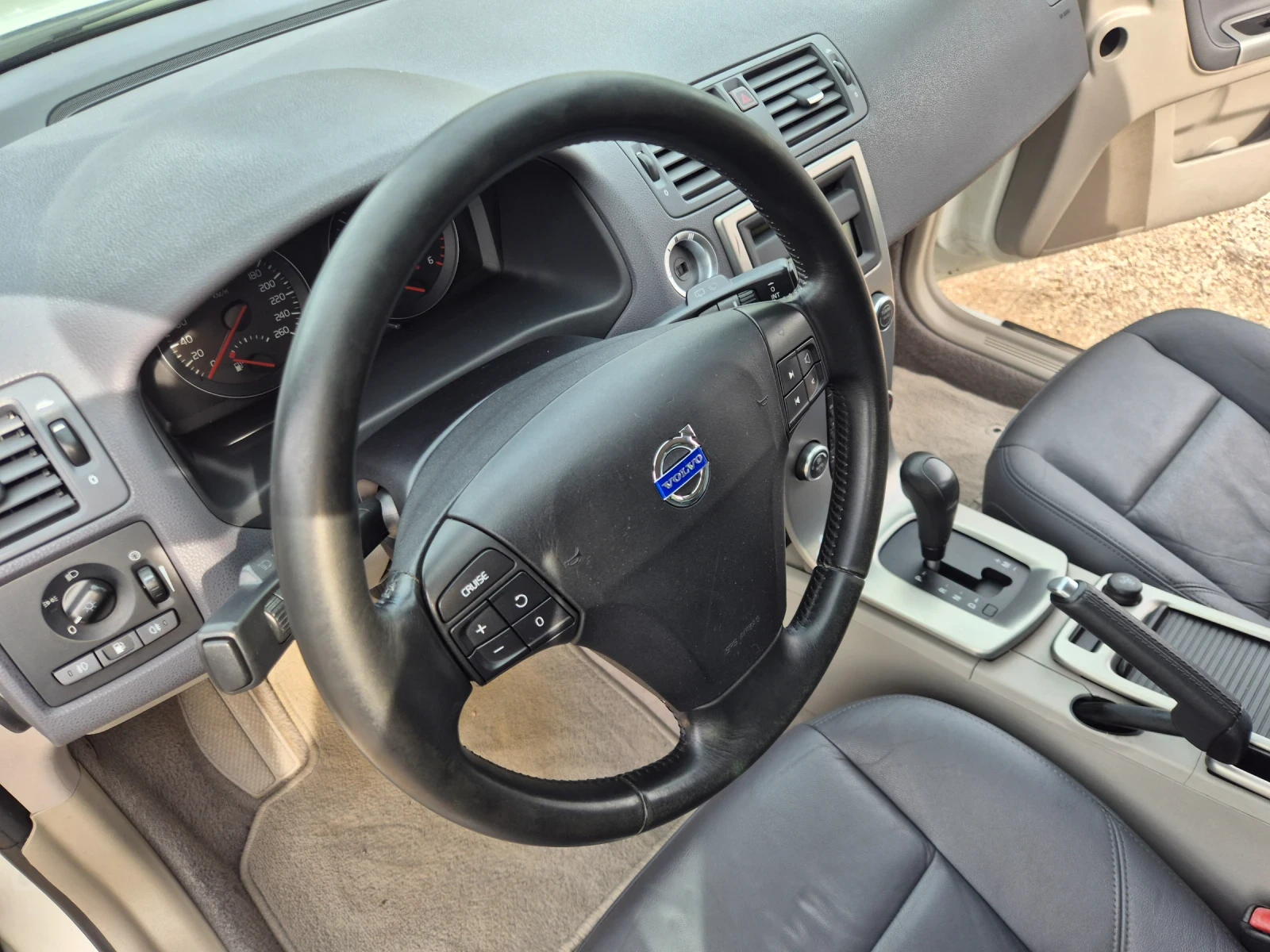 Volvo V50 2.0D* Facelift* КОЖА* АВТОМАТ* ПОДГРЕВ, снимка 8 - Автомобили и джипове - 56232095