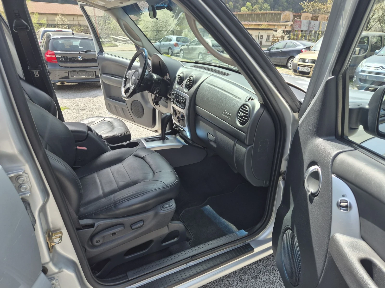 Jeep Cherokee 3.7 Бензин, снимка 11 - Автомобили и джипове - 54180787