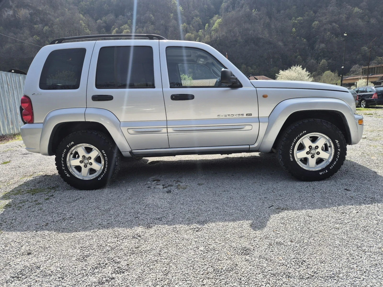 Jeep Cherokee 3.7 Бензин, снимка 3 - Автомобили и джипове - 54180787