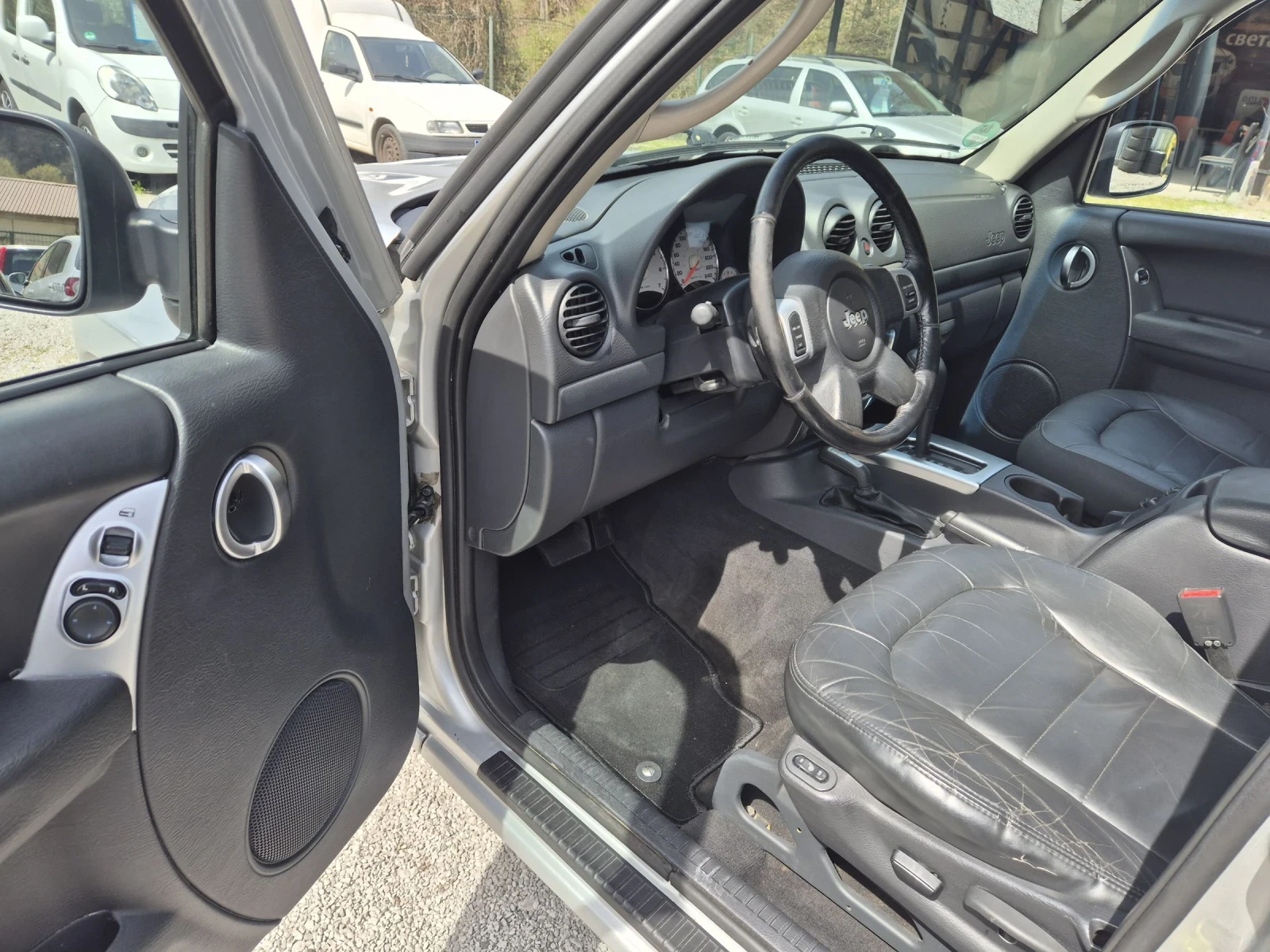 Jeep Cherokee 3.7 Бензин, снимка 8 - Автомобили и джипове - 54180787