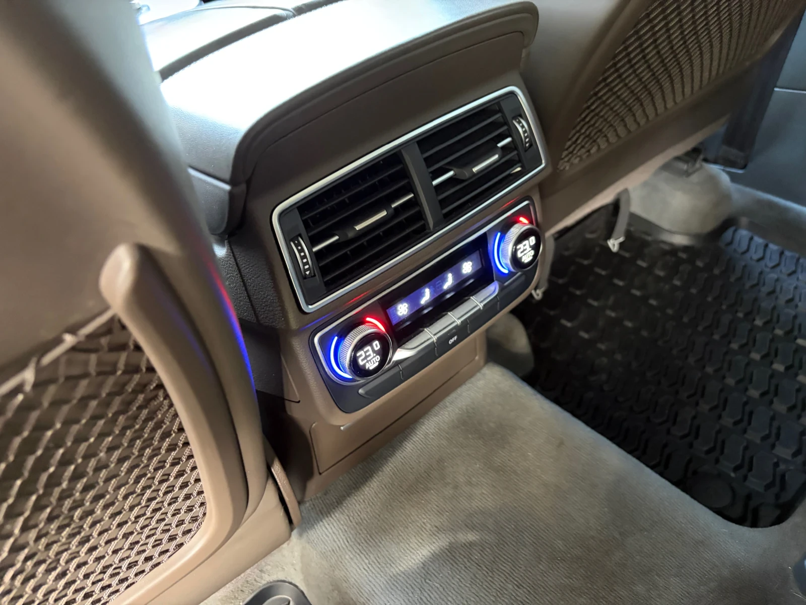 Audi Q7  1 собствени, Matrix LED, 7 седалки, Гаражна , снимка 13 - Автомобили и джипове - 56245173