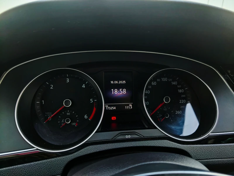 VW Passat 2.0 TDI Highline , снимка 9 - Автомобили и джипове - 51313200