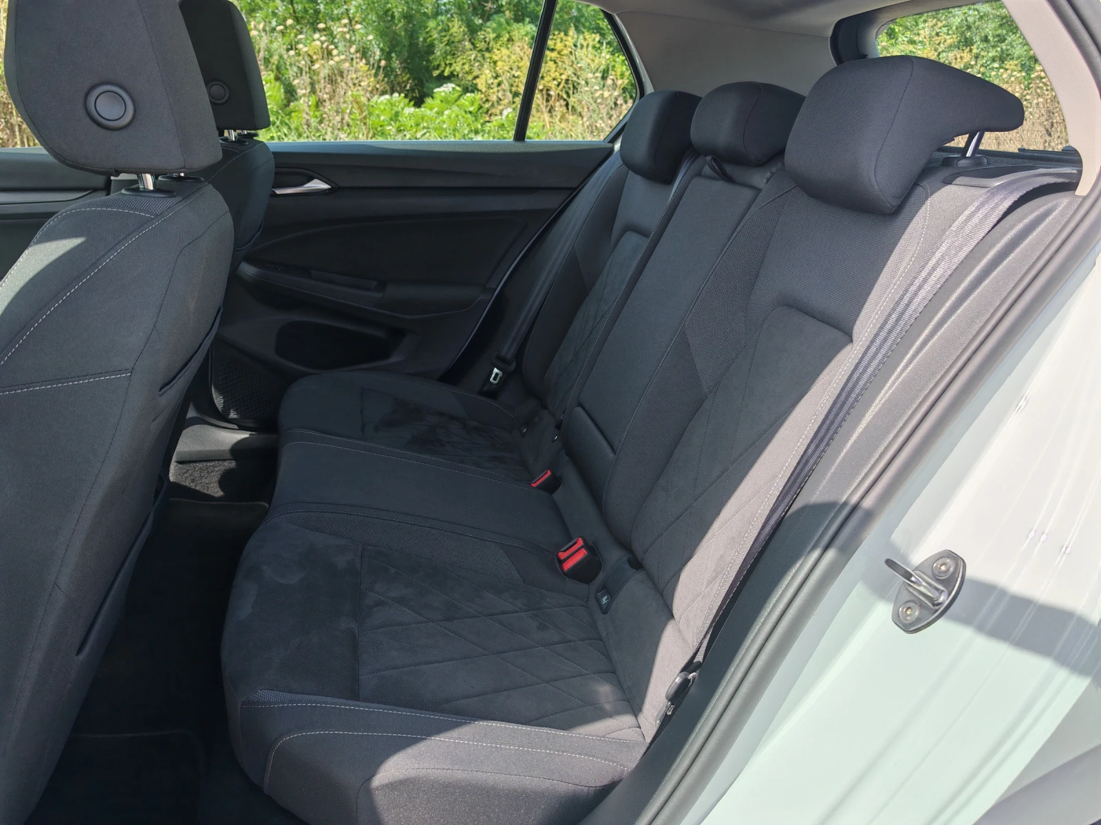 VW Golf eHybrid Style* ДДС* IQ LED* Memory* Massage | Mobile.bg — изображение 16